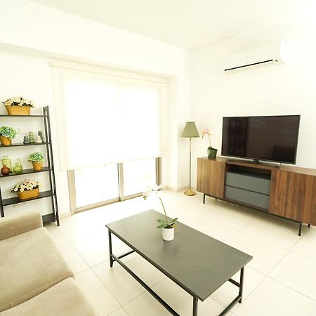 Halcyon Central Apartment Larnaca Bagian luar foto