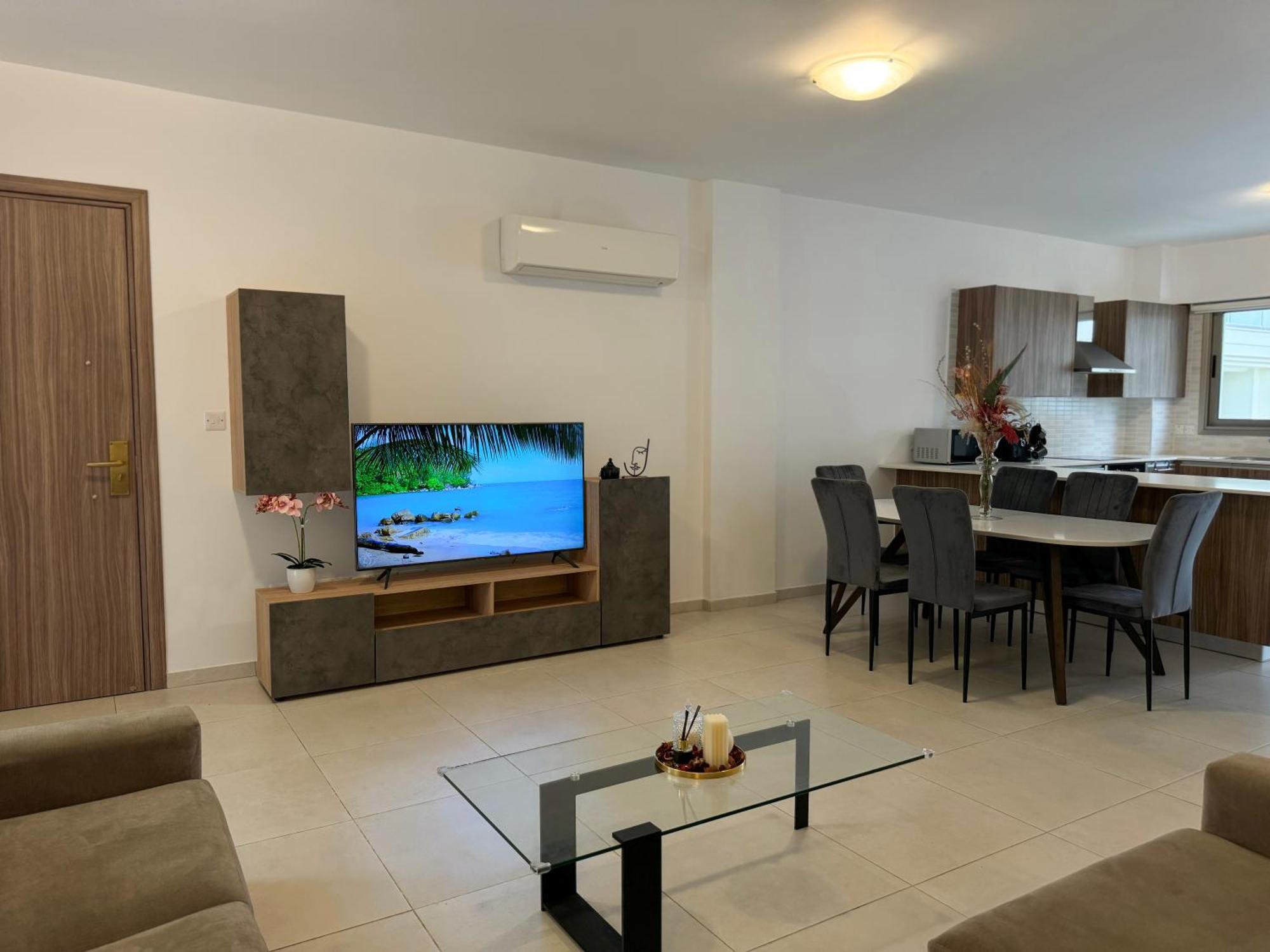 Halcyon Central Apartment Larnaca Bagian luar foto