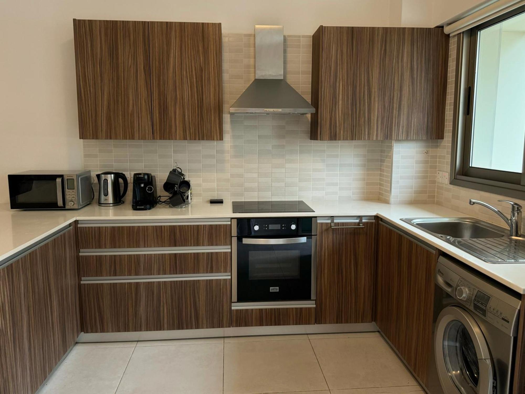 Halcyon Central Apartment Larnaca Bagian luar foto
