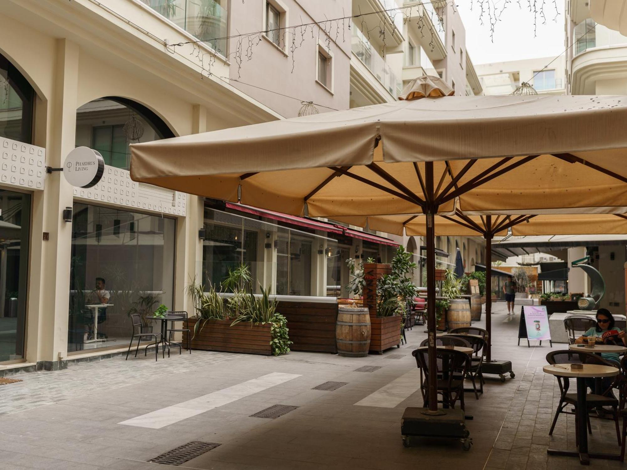 Halcyon Central Apartment Larnaca Bagian luar foto