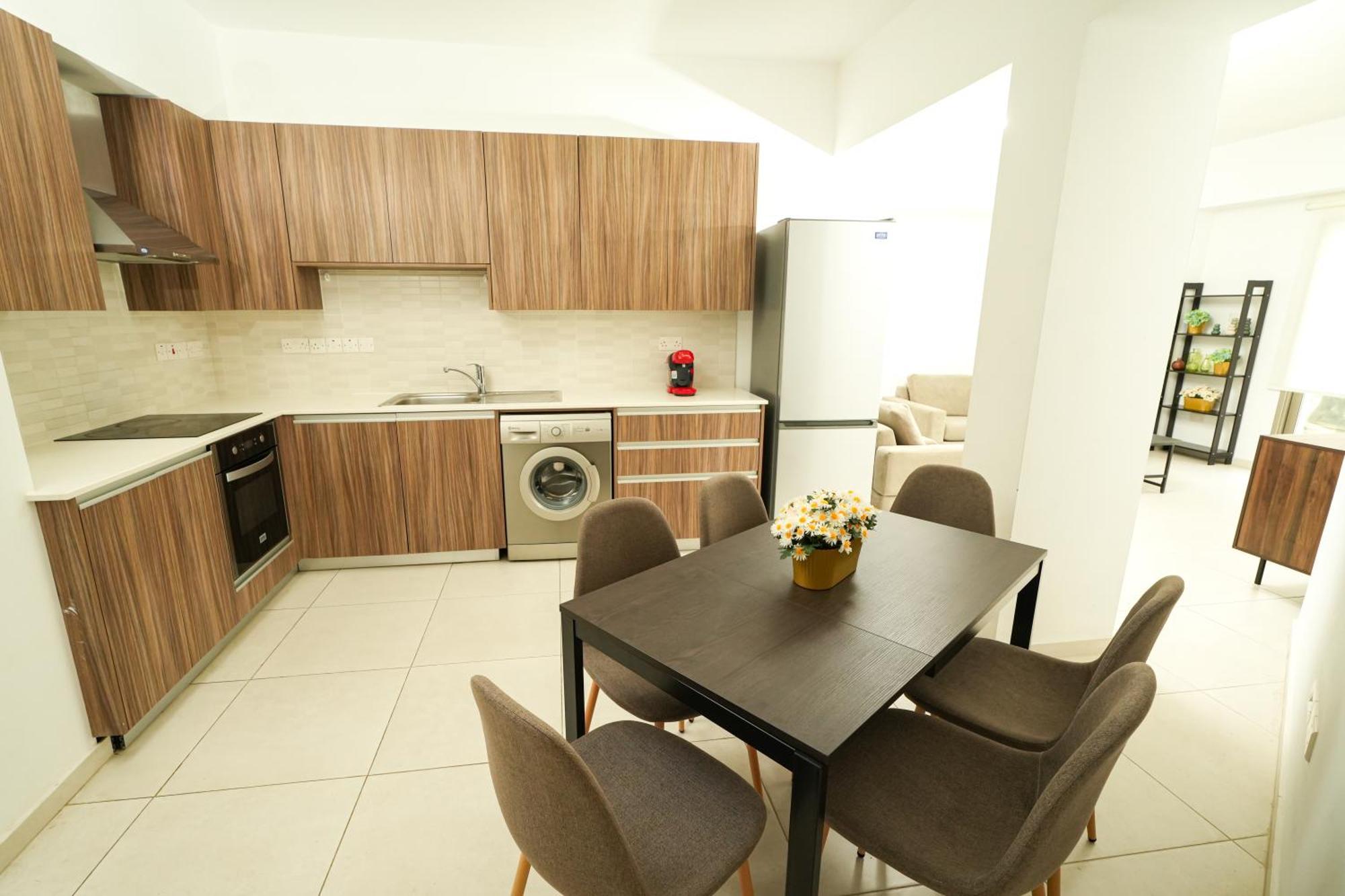 Halcyon Central Apartment Larnaca Bagian luar foto