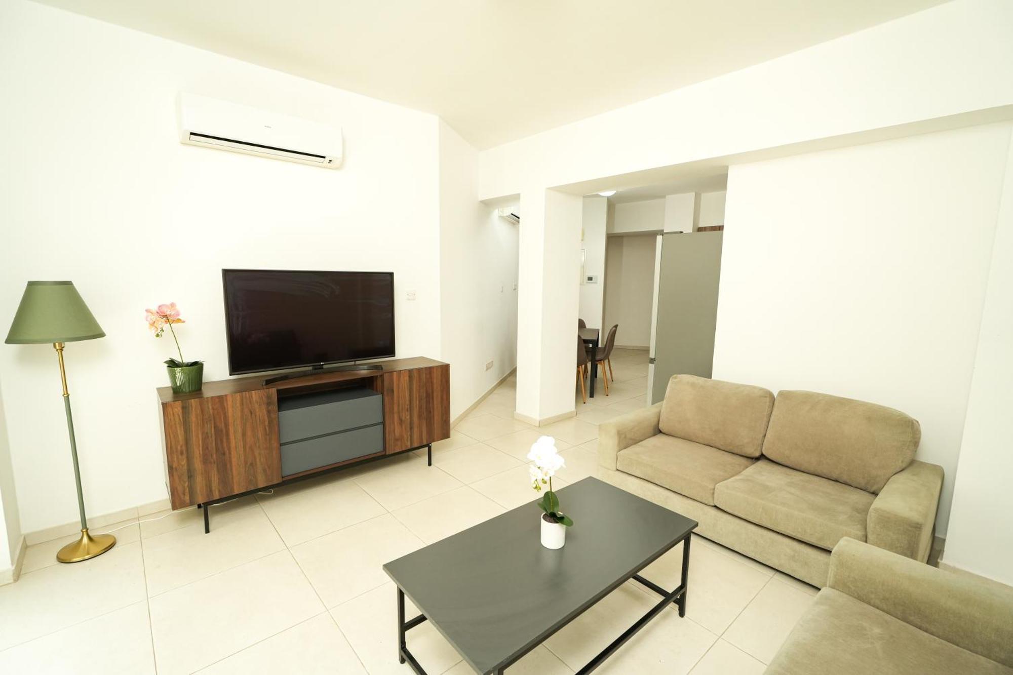 Halcyon Central Apartment Larnaca Bagian luar foto