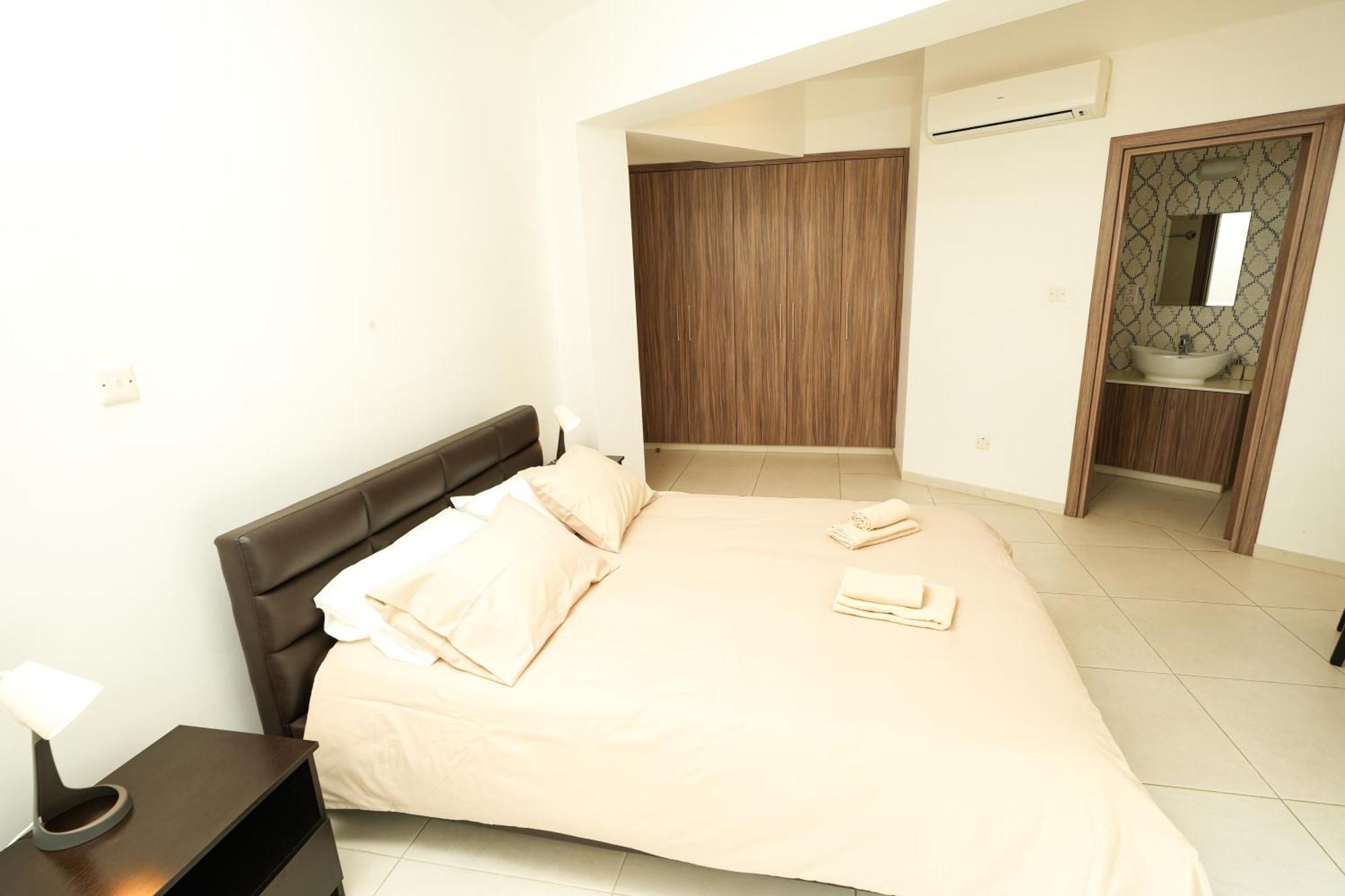Halcyon Central Apartment Larnaca Bagian luar foto
