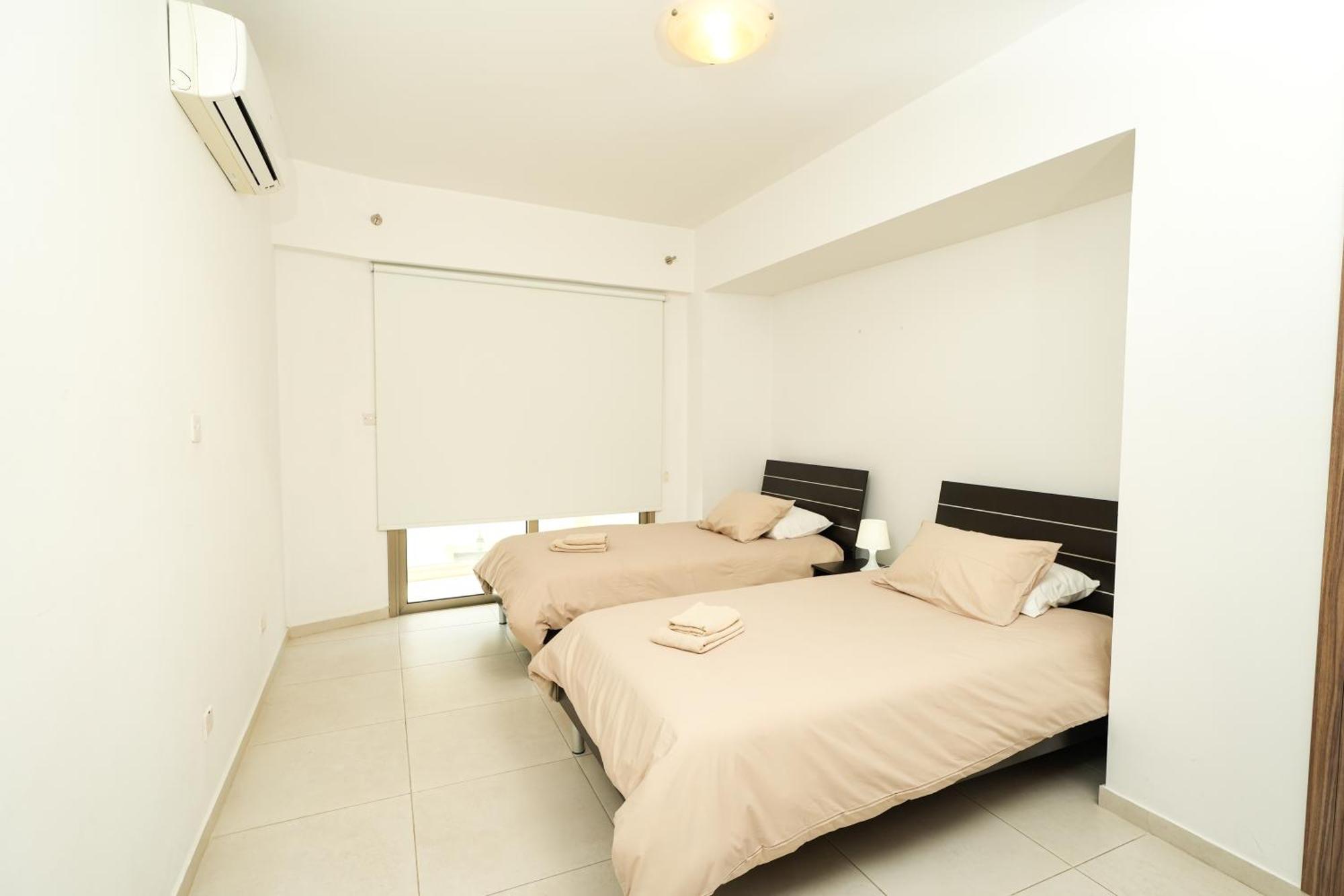 Halcyon Central Apartment Larnaca Bagian luar foto