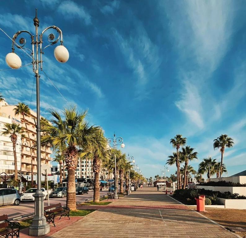 Halcyon Central Apartment Larnaca Bagian luar foto