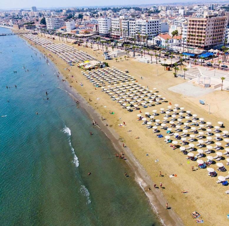 Halcyon Central Apartment Larnaca Bagian luar foto